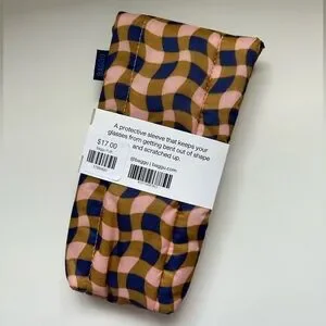 Baggu Puffy Glasses Sleeve in Peach Wavy Gingham NWT BAGGU | Bags | Nwt Baggu Puffy Glasses Sleeve Wavy Gingham  main image 2